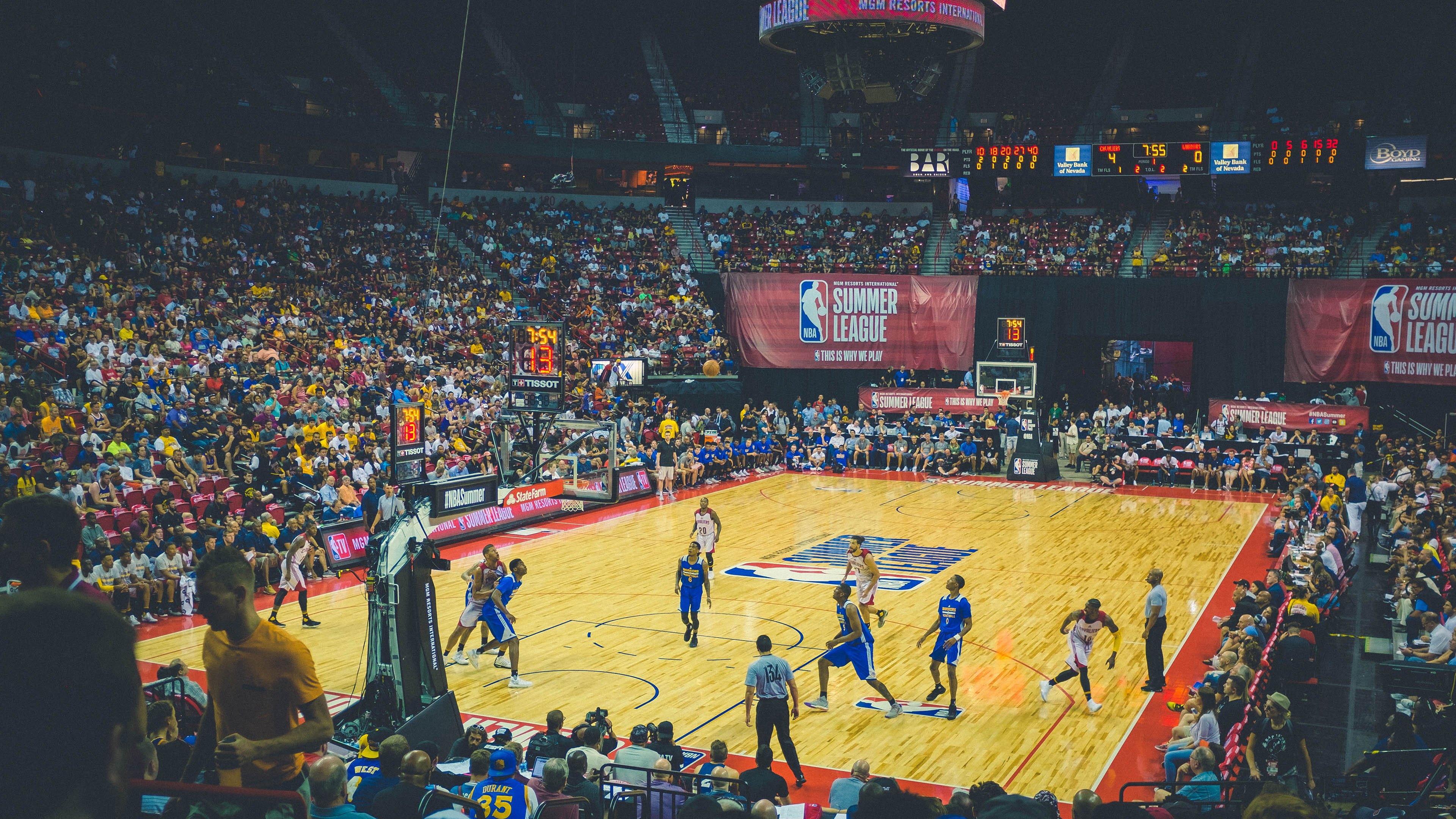 “金牛区城北体育馆：运动舞蹈赛场精彩连连，舞者们挑战节奏与力量极限”